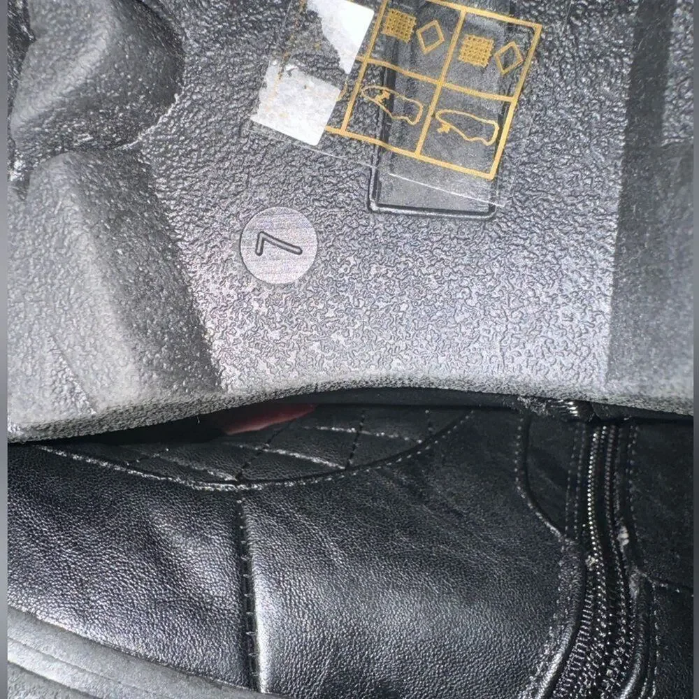 JOURNEE COLLECTION Faux Leather Quilted Ankle Boots Size 7 New with Tag MSRP $90